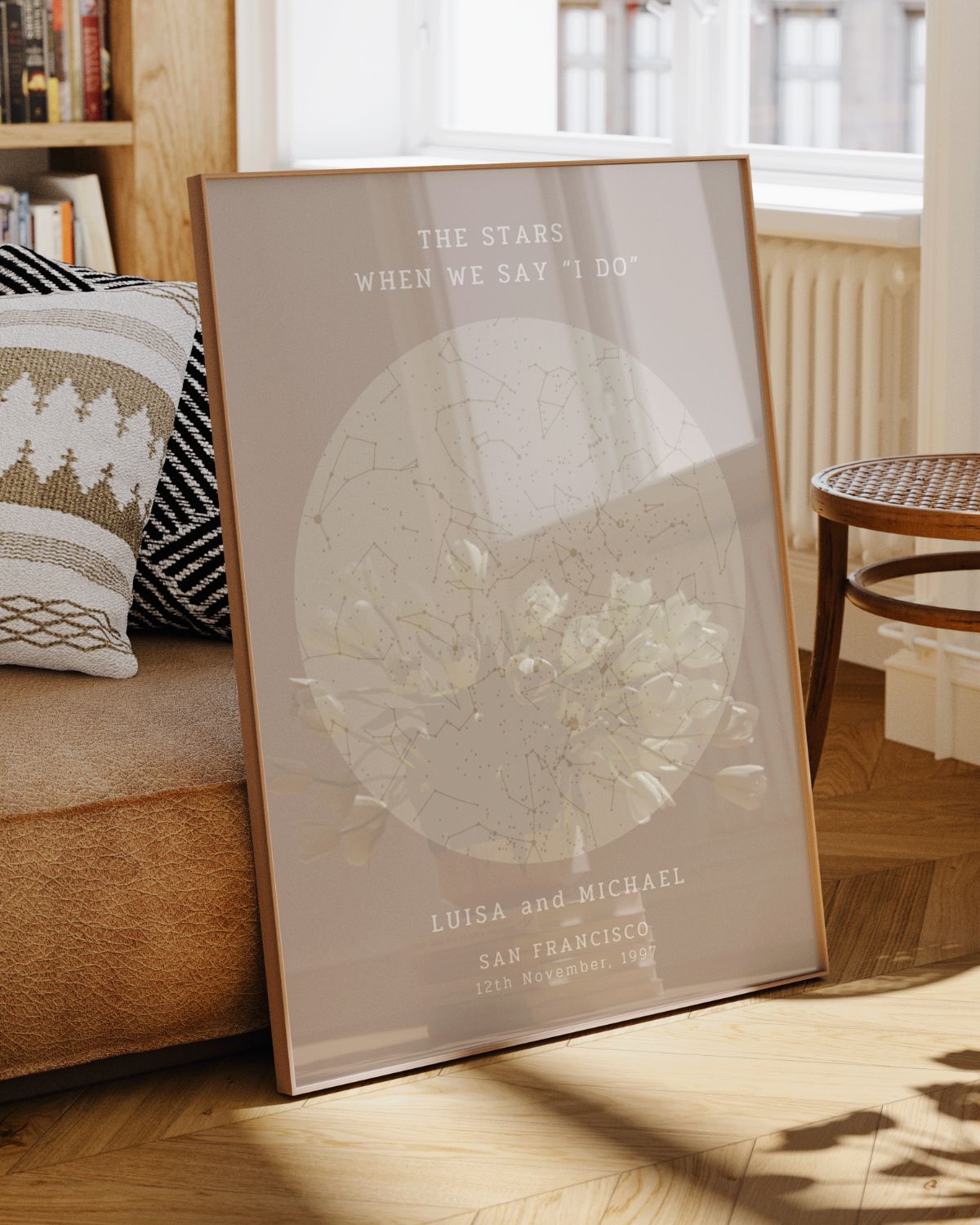 Sternenkarte 'The Stars When We Say I Do' in warmem Abendlicht im Wohnzimmer